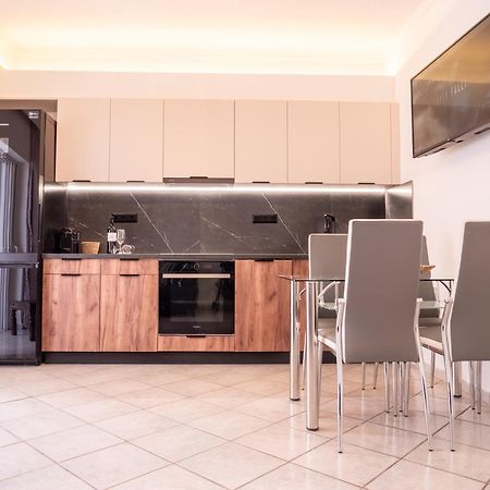 Athina'S Home Пирея Екстериор снимка