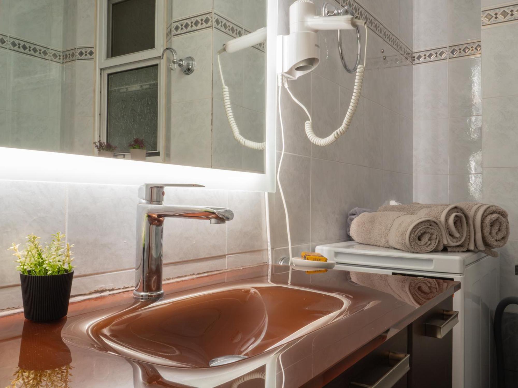 Athina'S Home Пирея Екстериор снимка