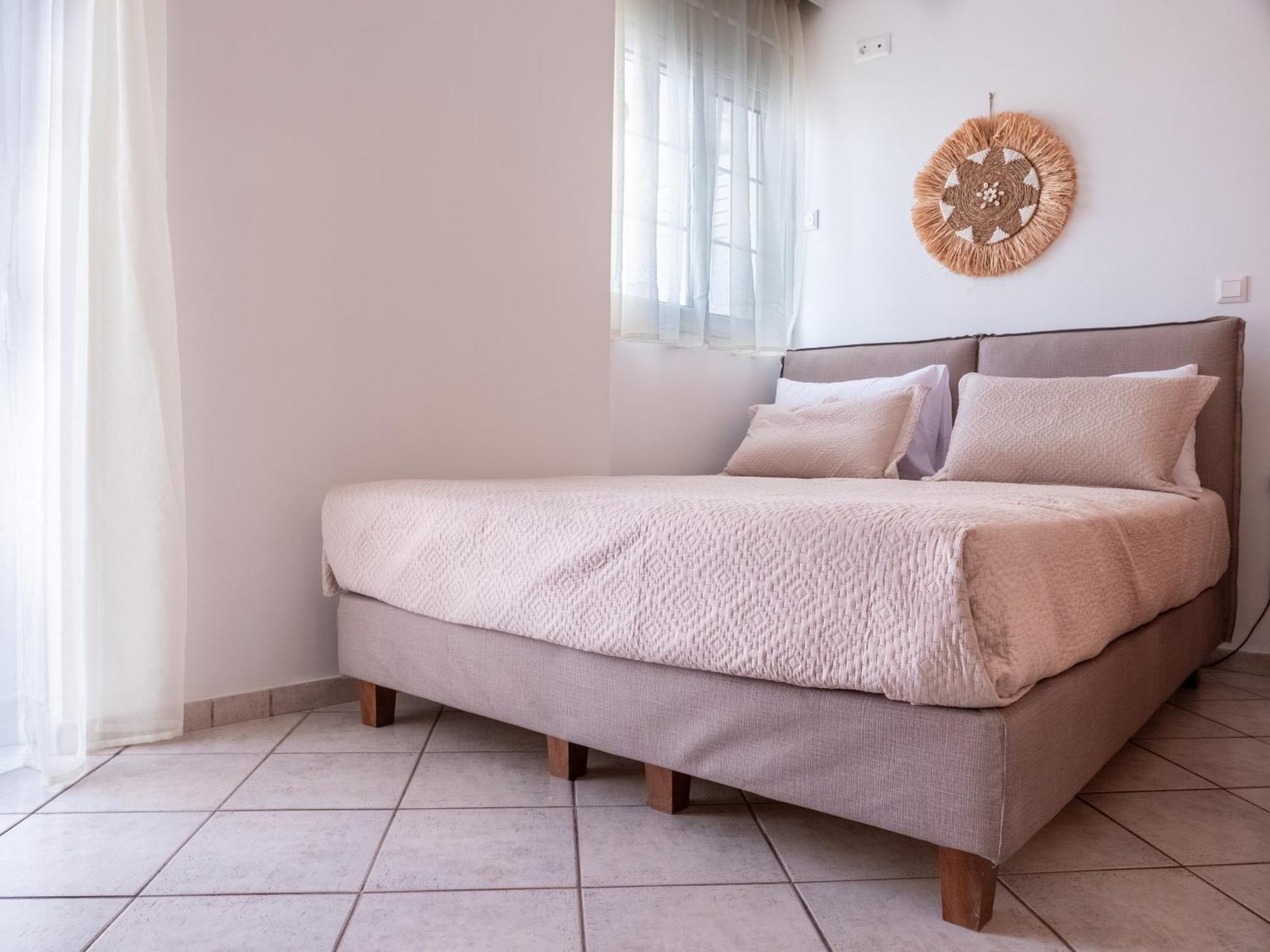 Athina'S Home Пирея Екстериор снимка
